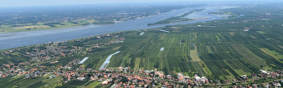 Luftaufnahme Altes Land mit Elbe und Elbe-Obst Plantagen