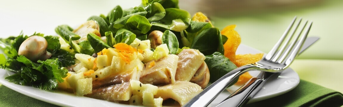Feldsalat mit Champignons, Forelle und Apfelvinaigrette