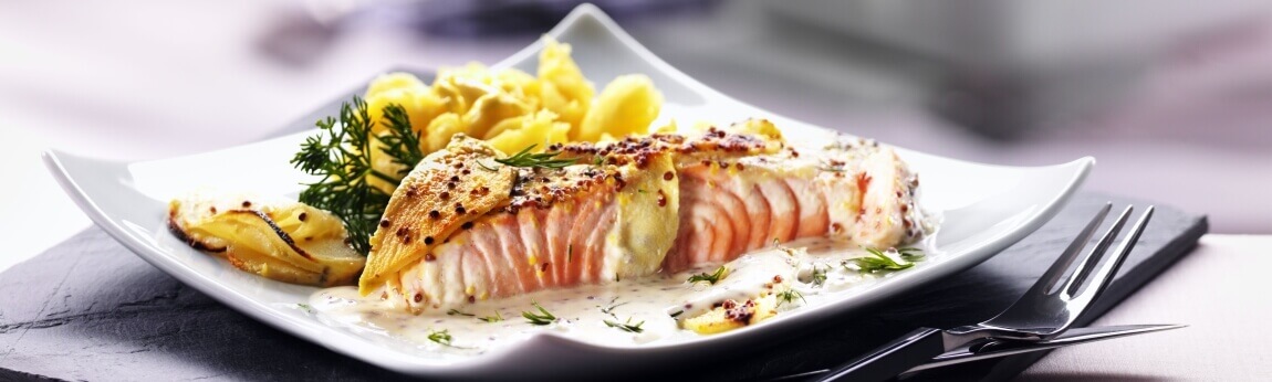 Lachsfilet mit Äpfeln in Senfsahne