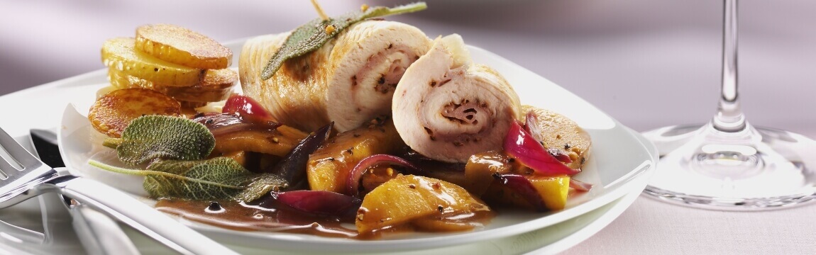 Putenröllchen mit Apfel-Zwiebel-Gemüse