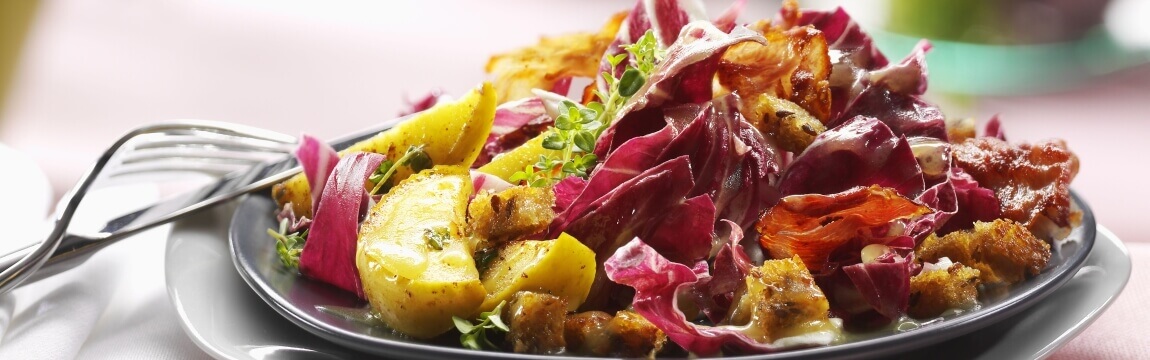 Radicchiosalat mit Thymian-Äpfeln und knusprigem Schinken