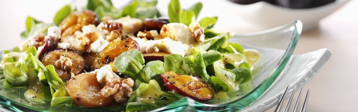 Feldsalat mit gegrillten Pflaumen und Ziegenkäse
