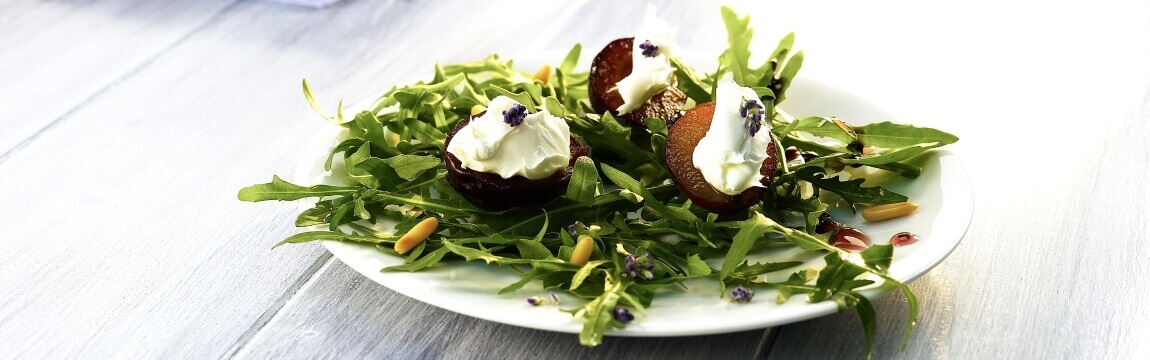 Gefüllte Pflaumen auf Rucola mit Walnussdressing