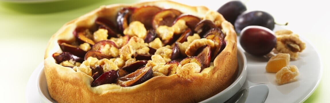 Pflaumenkuchen mit Hefeteig und Ingwer-Walnuss-Crumble