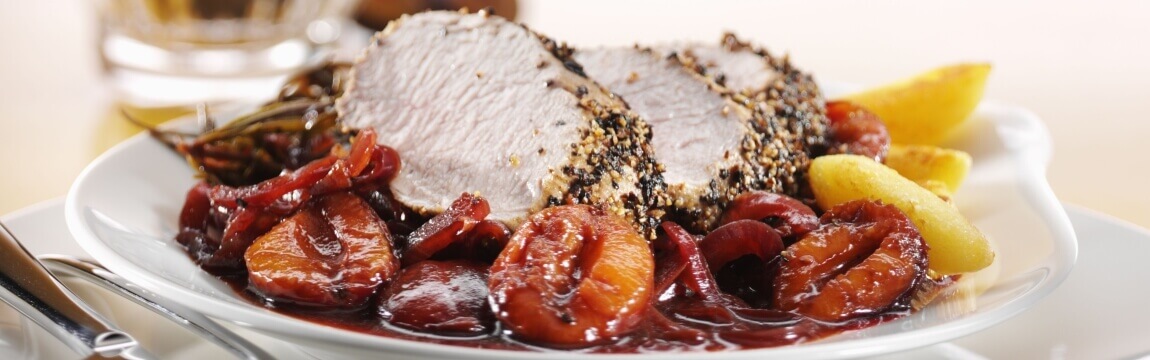 Schweinefilet in Pfefferkruste mit Portwein-Zwetschgen