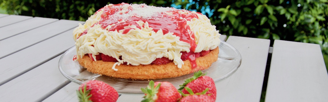 Spagetti-Kuchen mit Erdbeersauce