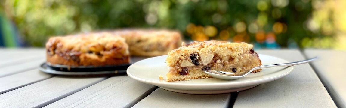 Gedeckter Apfelkuchen aus dem Alten Land mit Mandeln