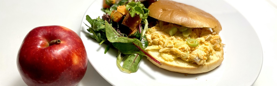 Chicken-Curry Sandwich mit Apfel und Salat