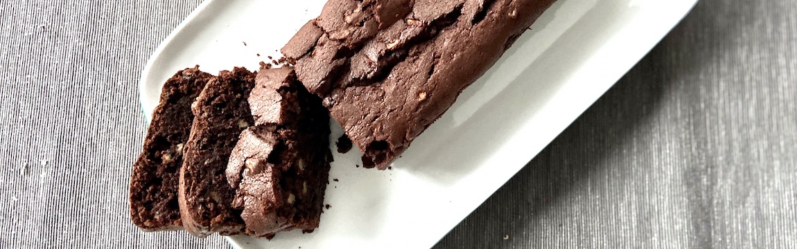 Schokoladenkuchen mit Äpfeln