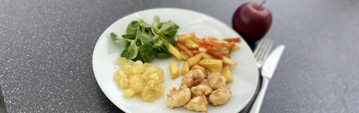 Hähnchennuggets mit Gemüsepommes und Apfel-Birnen-Kompott