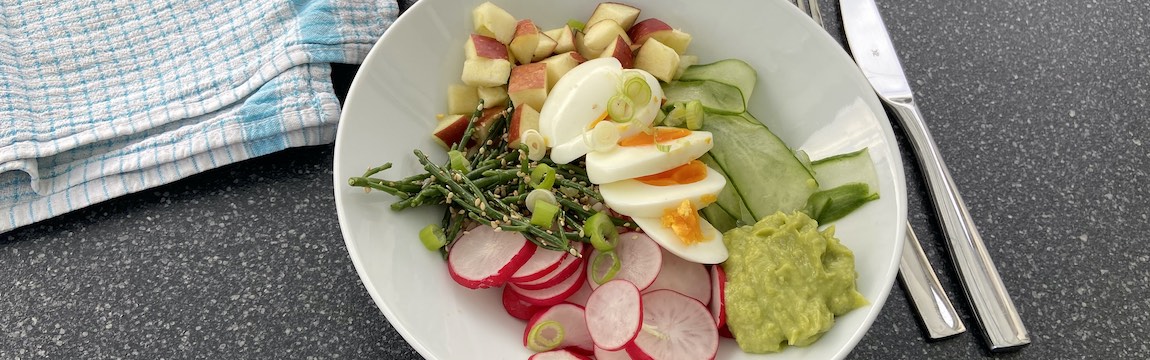 Knackige Reis-Bowl mit Apfel und Ei