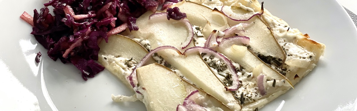 Birnen-Ziegenkäse-Flammkuchen mit Rotkohl-Karotten-Salat