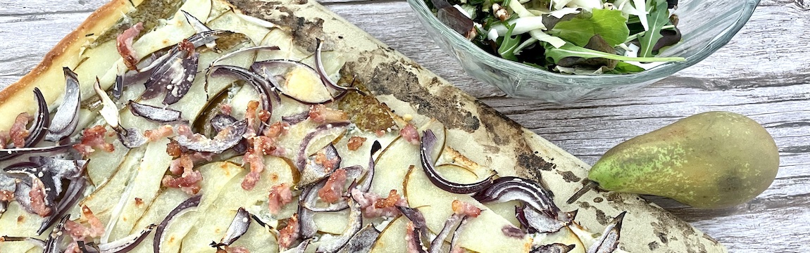 Birnen-Speck-Flammkuchen mit Salat und Pekannüssen