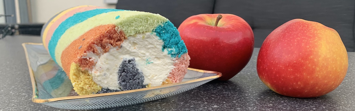 Regenbogen-Biscuitrolle mit Apfel